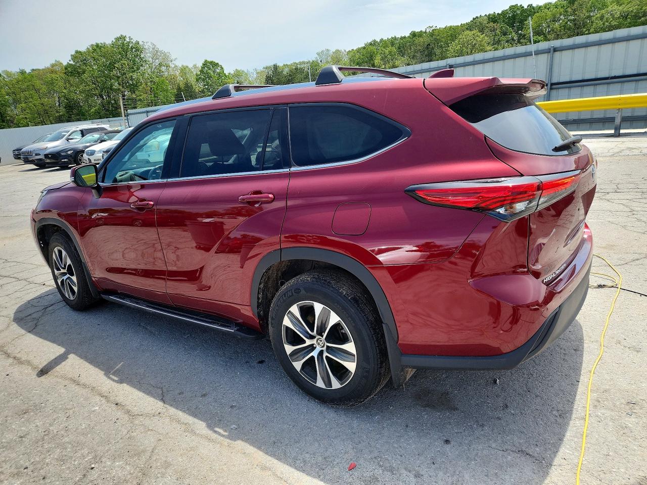 2021 TOYOTA HIGHLANDER XLE photo 3