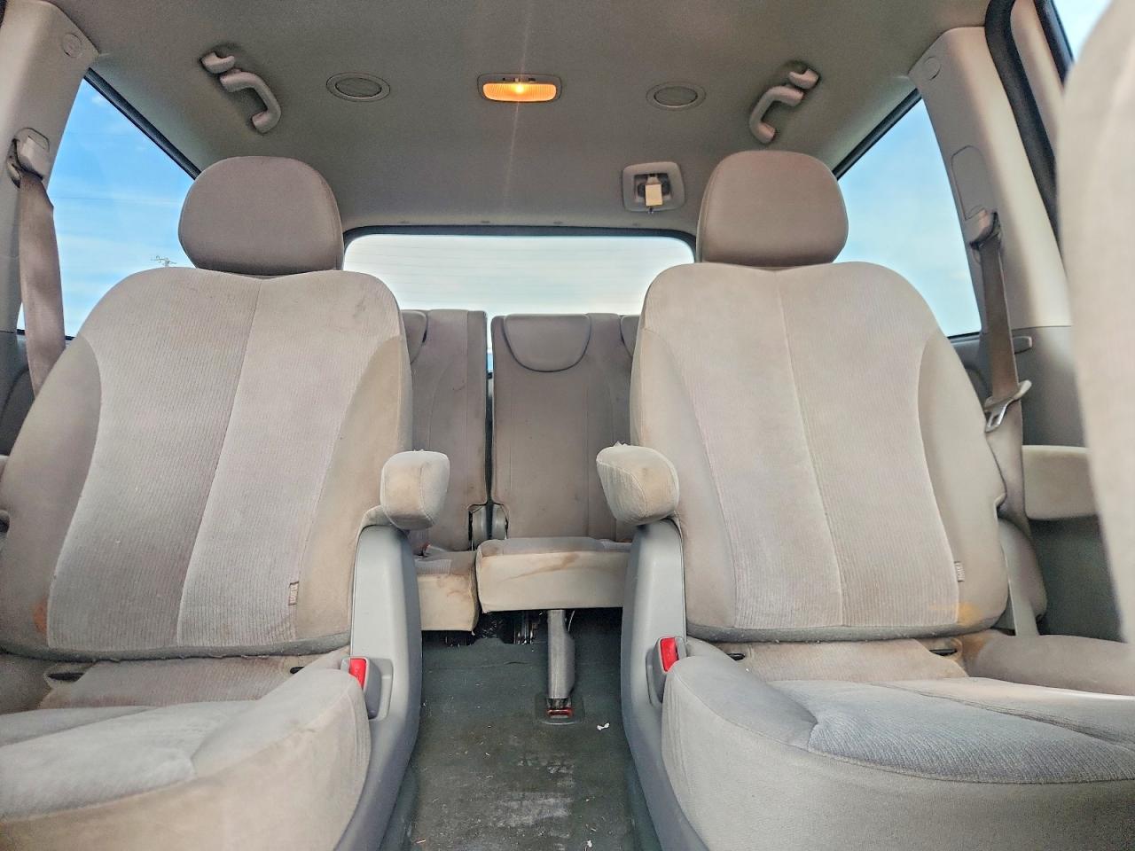 2011 KIA SEDONA LX photo 10