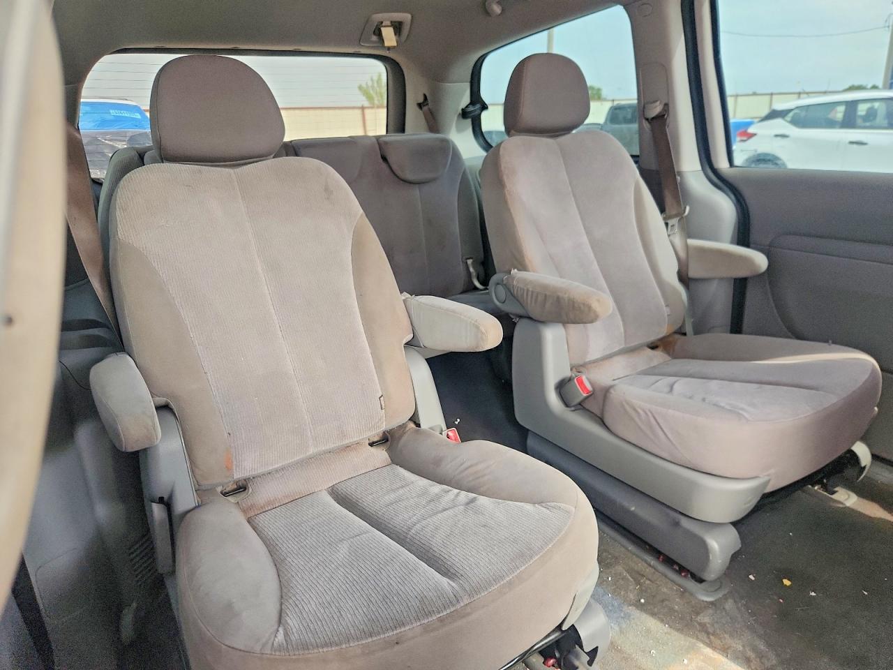 2011 KIA SEDONA LX photo 11