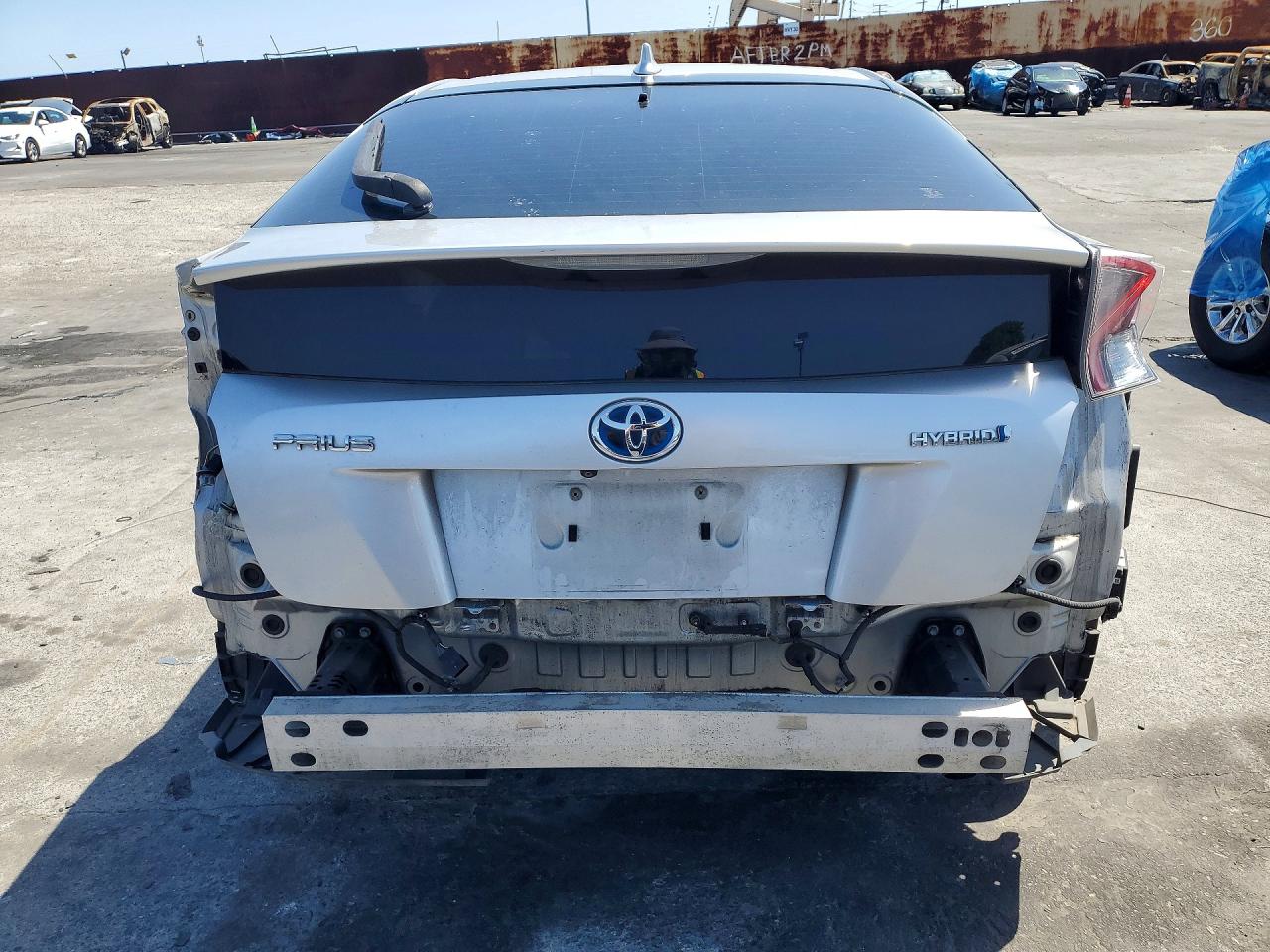 2017 TOYOTA PRIUS THREE TOURING photo 11
