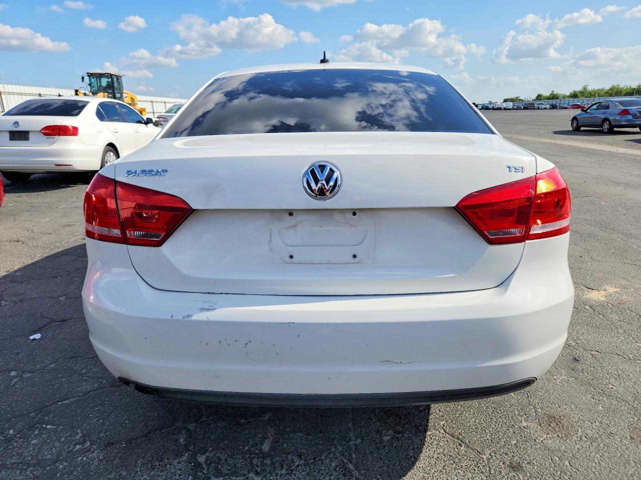 2015 VOLKSWAGEN PASSAT S photo 11