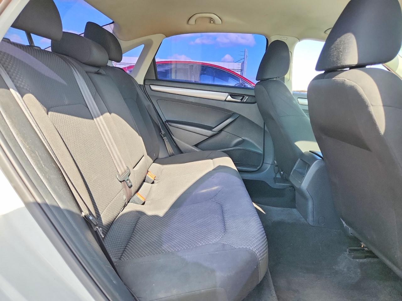 2015 VOLKSWAGEN PASSAT S photo 19