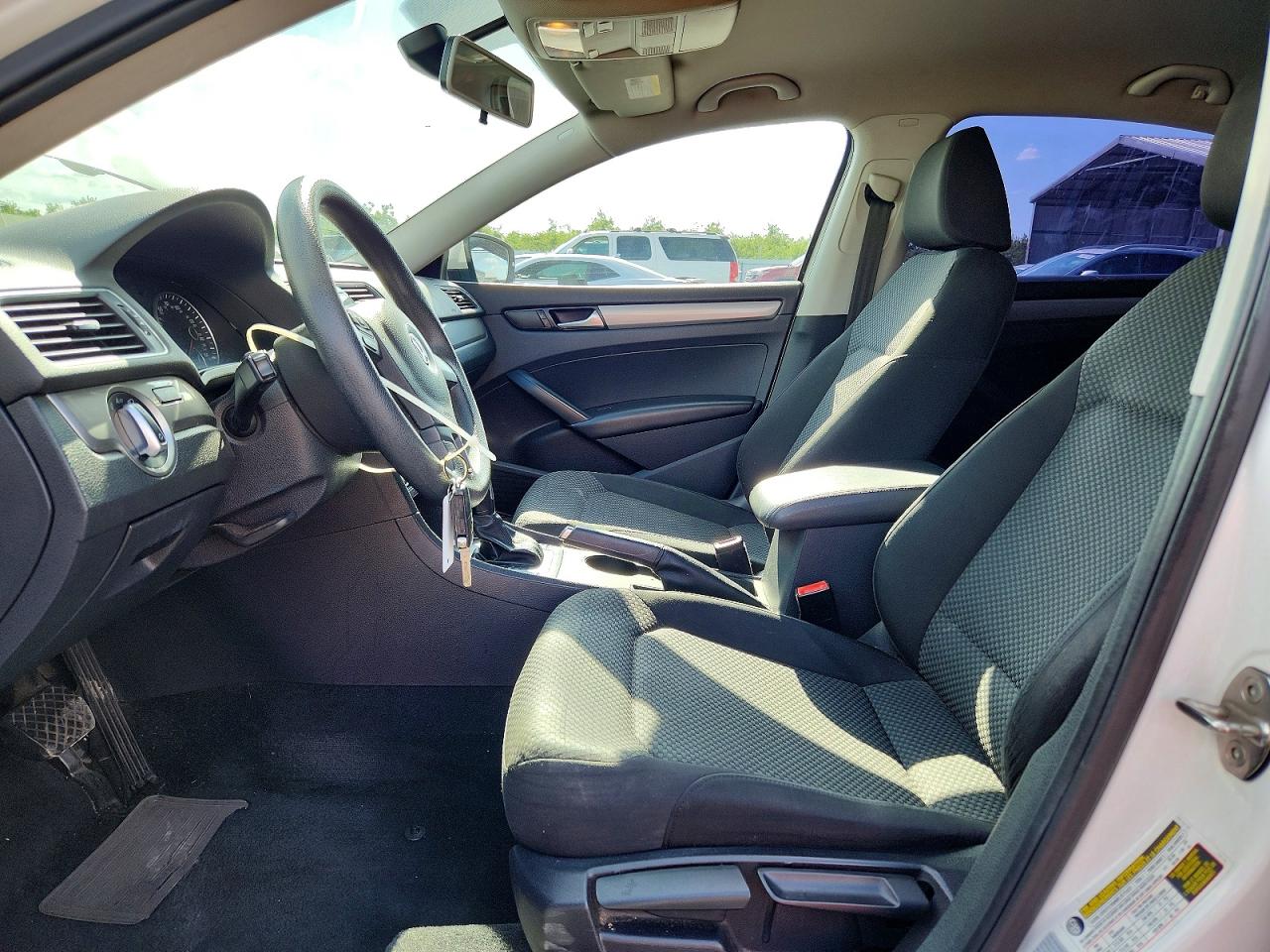 2015 VOLKSWAGEN PASSAT S photo 13