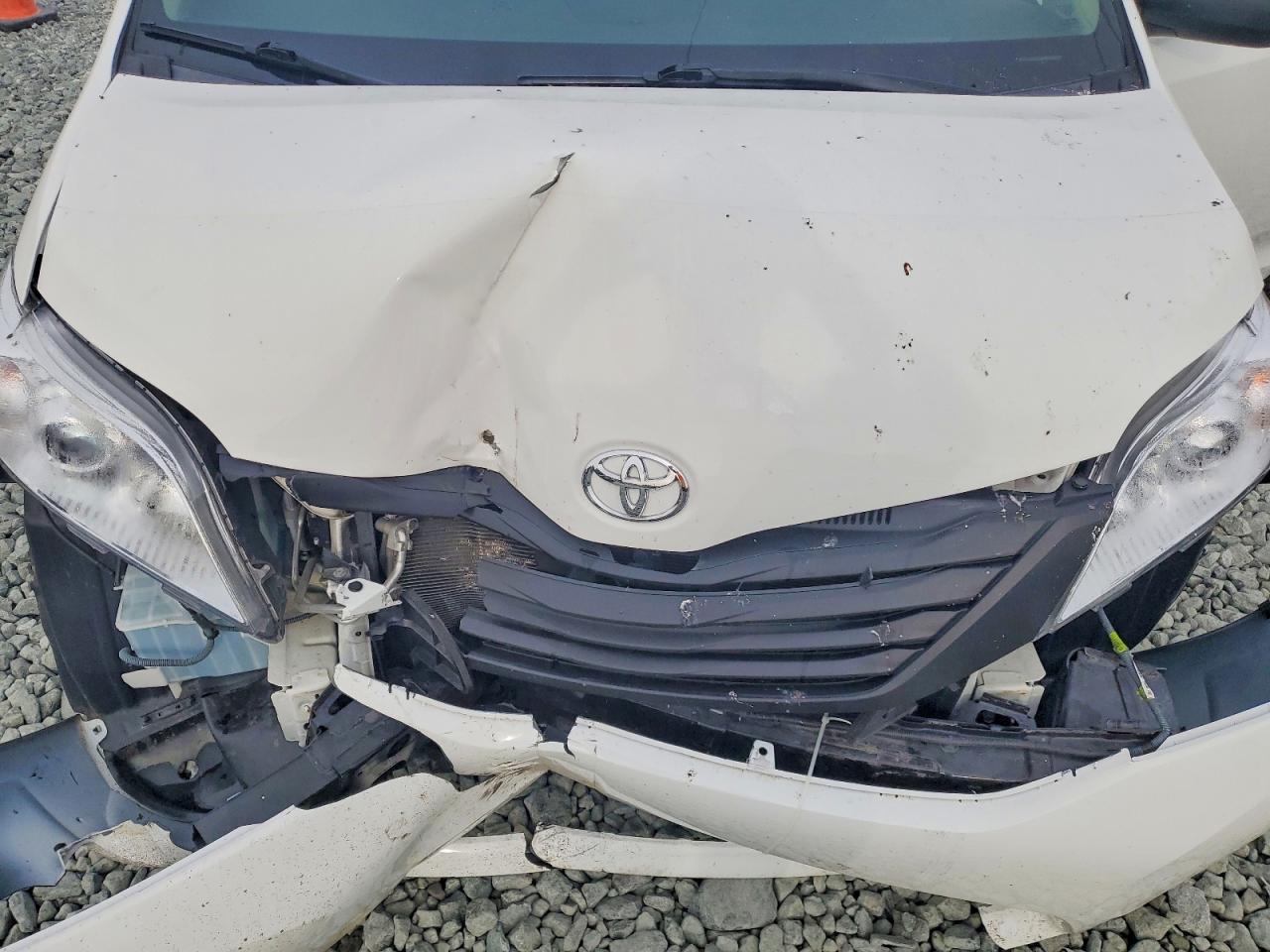 2017 TOYOTA SIENNA L 7-PASSENGER photo 12