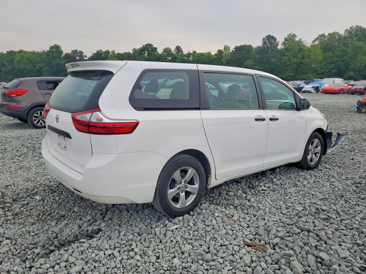 2017 TOYOTA SIENNA L 7-PASSENGER photo 3