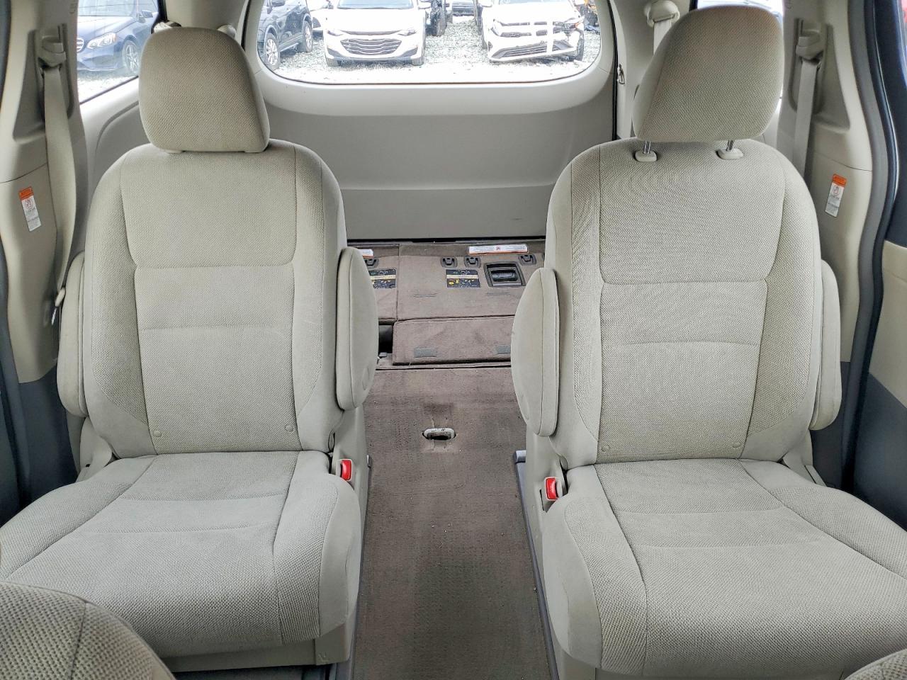 2017 TOYOTA SIENNA L 7-PASSENGER photo 10