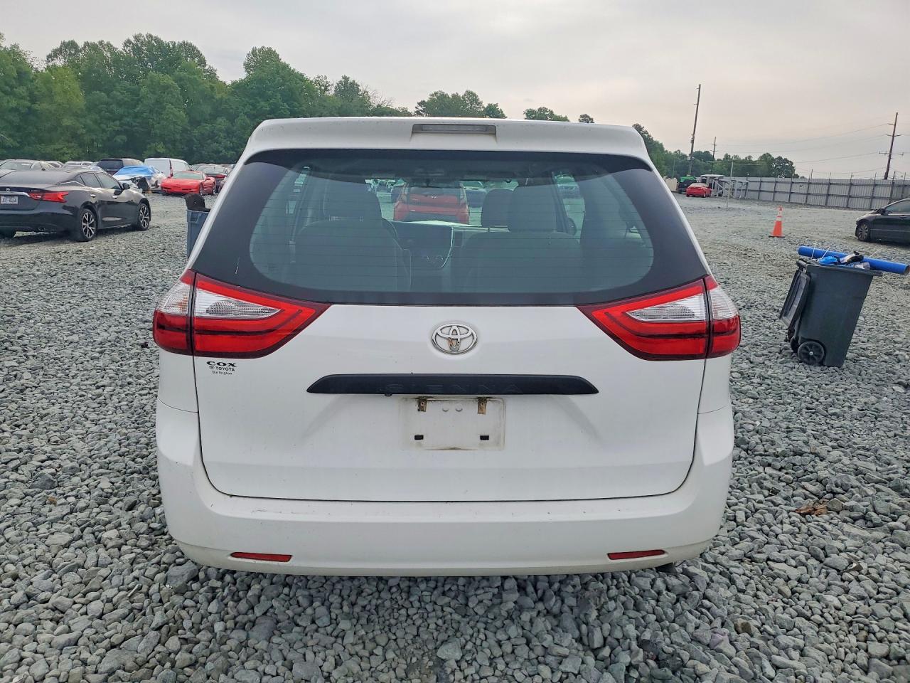 2017 TOYOTA SIENNA L 7-PASSENGER photo 6