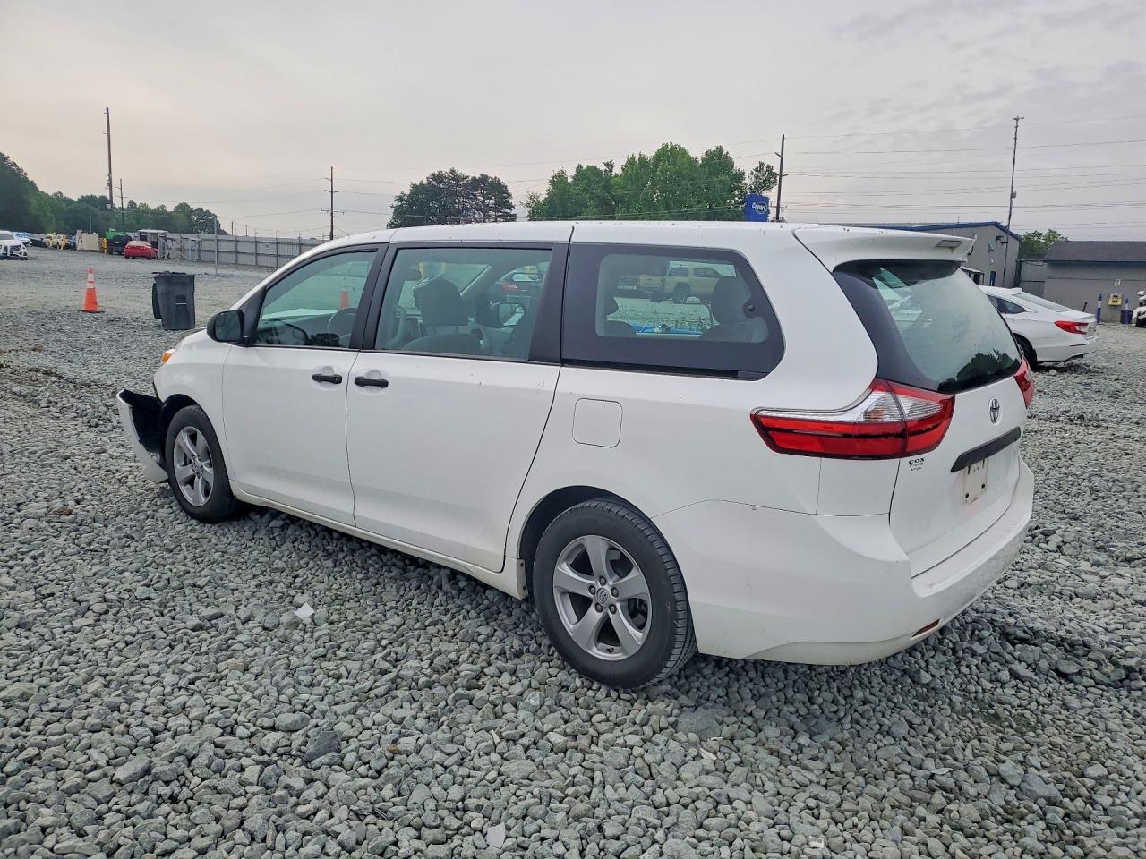 2017 TOYOTA SIENNA L 7-PASSENGER photo 2