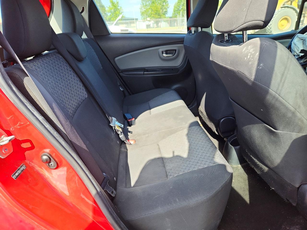 2015 TOYOTA YARIS 5-DOOR LE photo 19