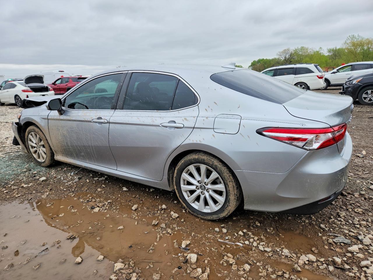 2019 TOYOTA CAMRY LE photo 4
