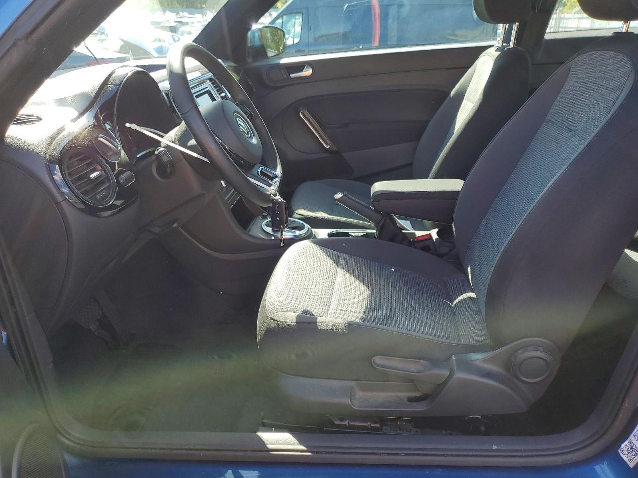 2019 VOLKSWAGEN BEETLE S photo 19