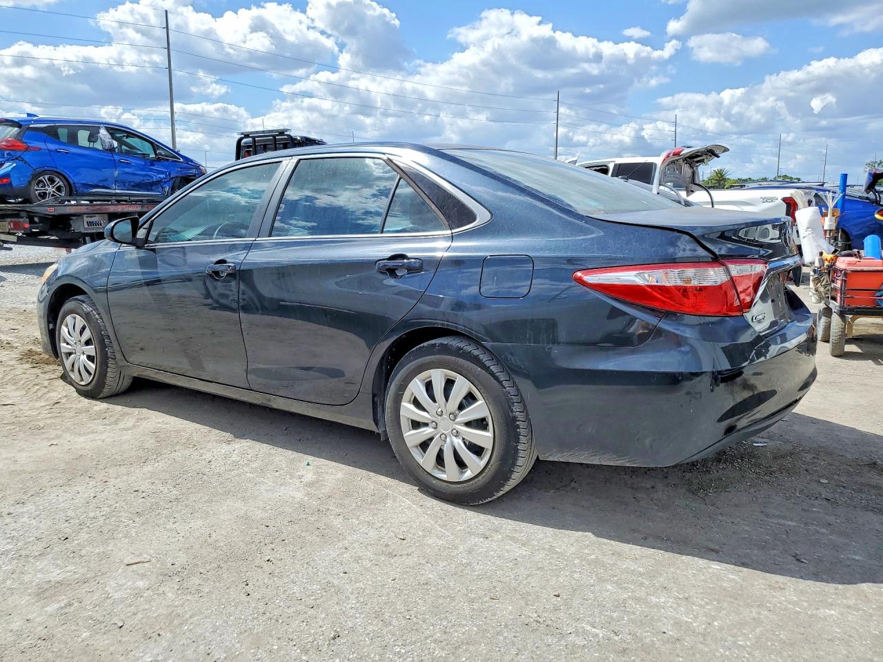2017 TOYOTA CAMRY LE photo 3