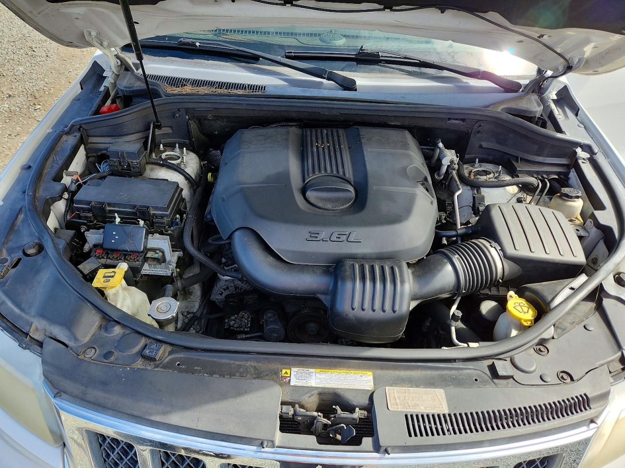 2011 JEEP GRAND CHEROKEE OVERLAND photo 23
