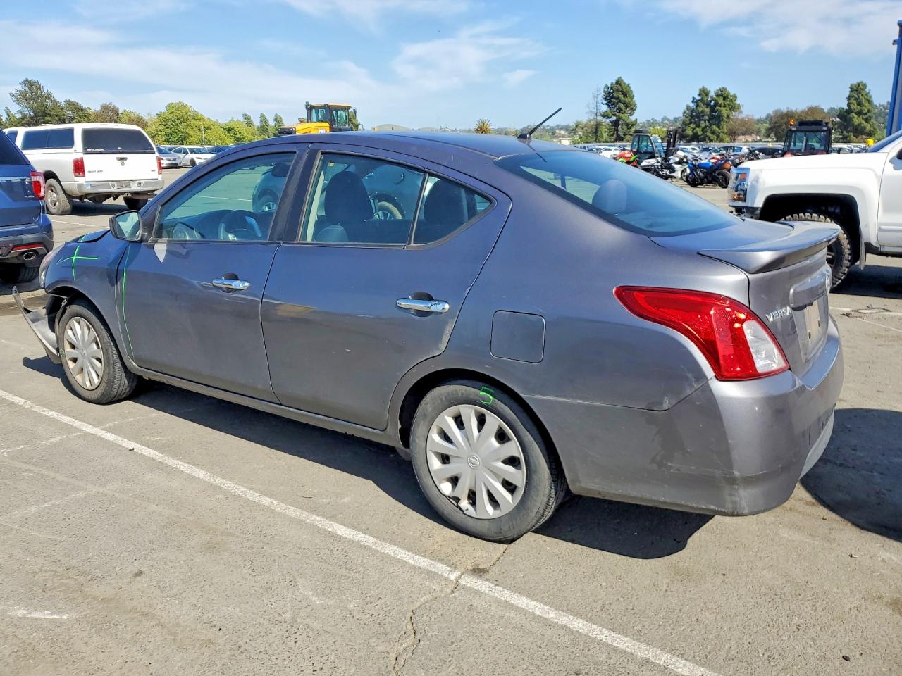 2018 NISSAN VERSA SV photo 3