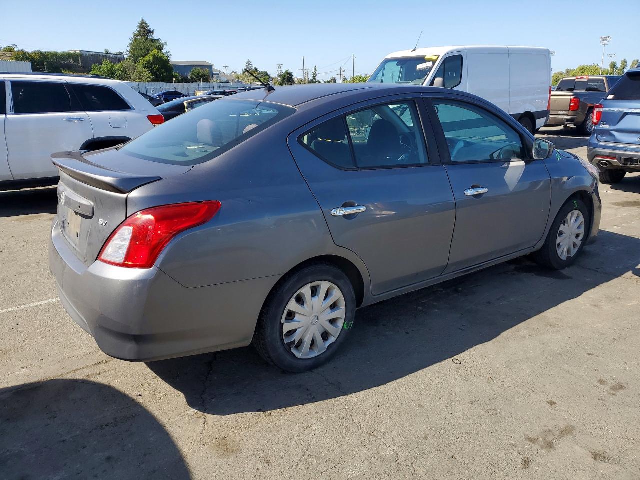 2018 NISSAN VERSA SV photo 5