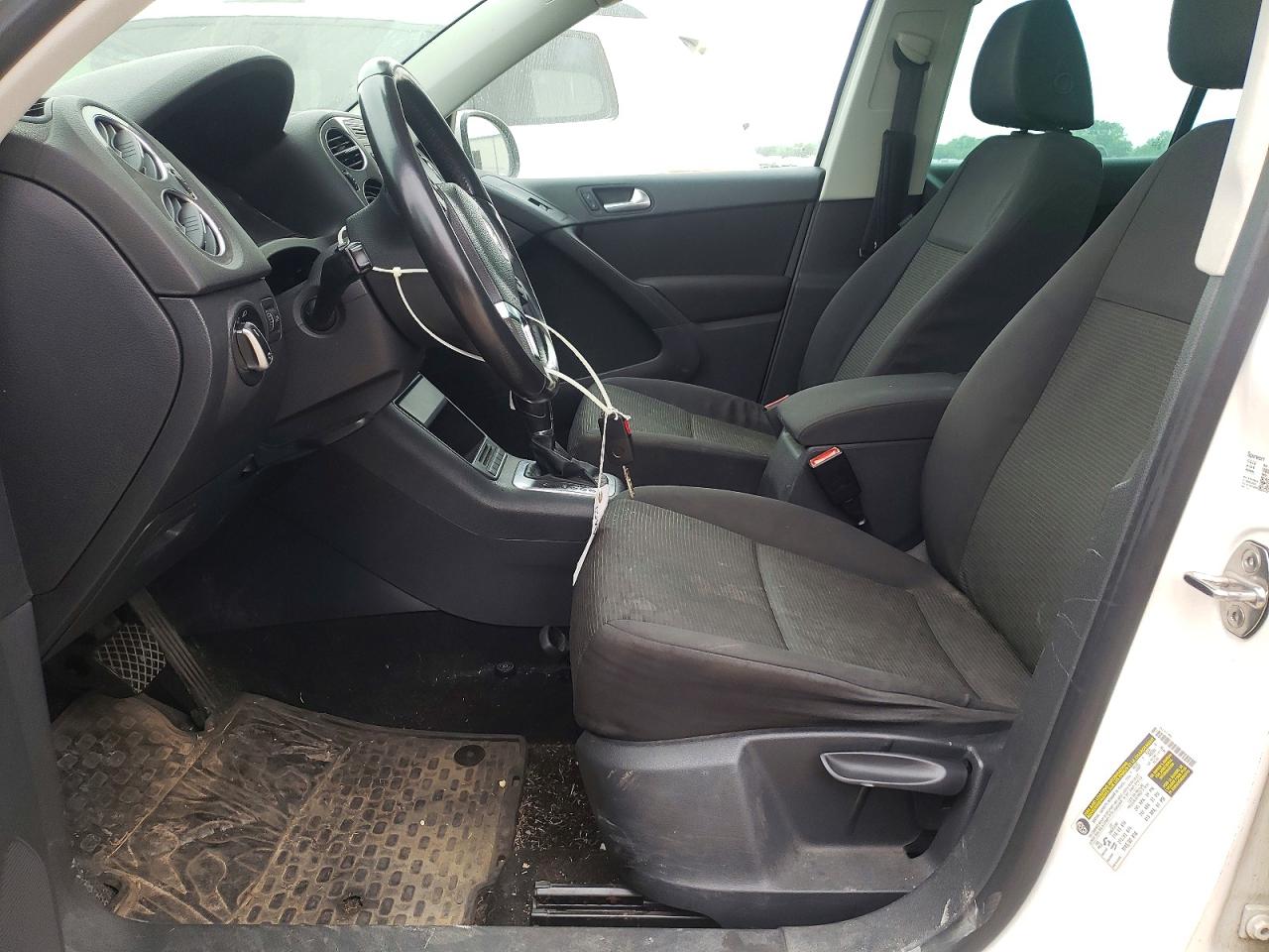 2013 VOLKSWAGEN TIGUAN S photo 19