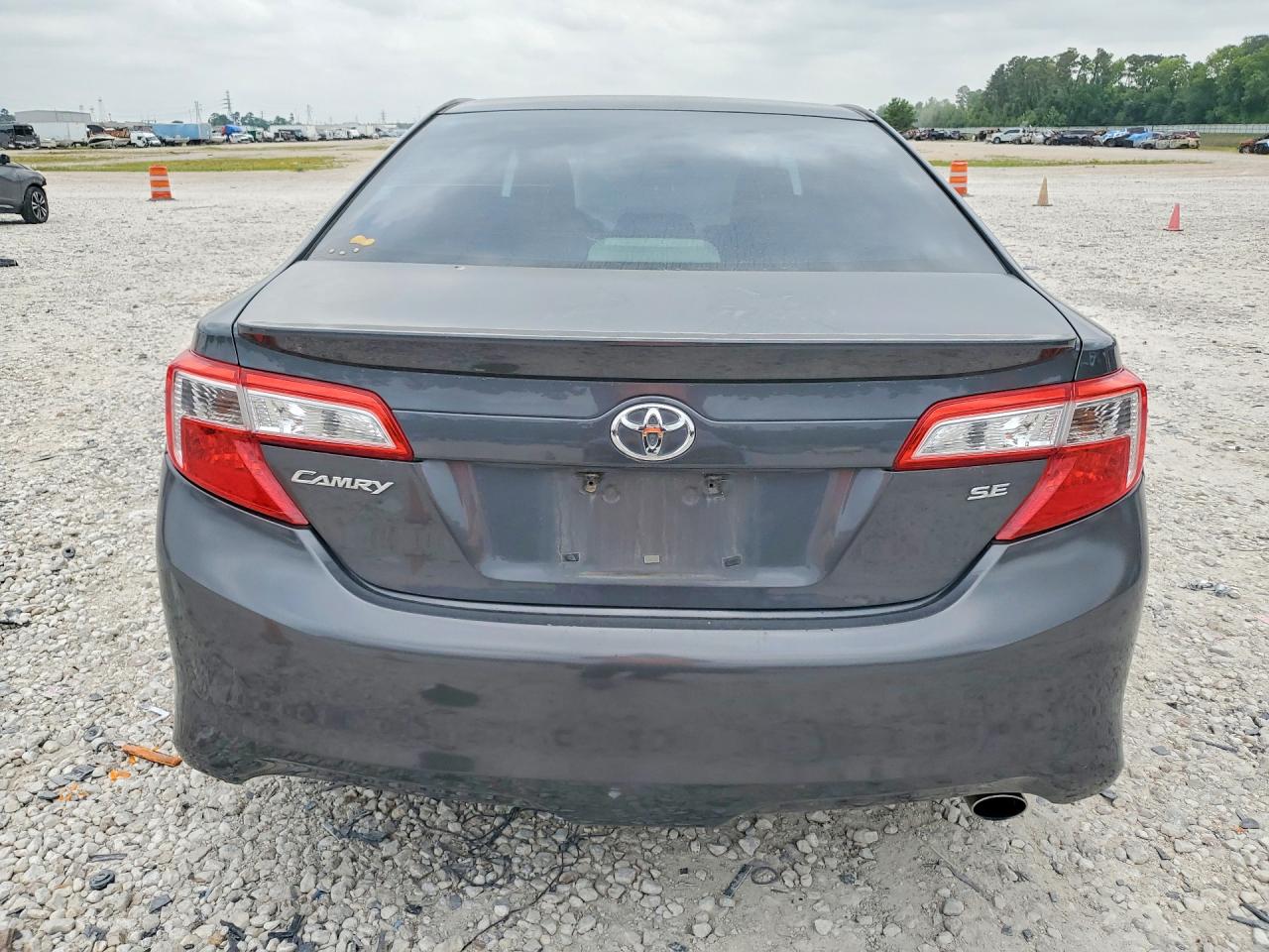2012 TOYOTA CAMRY SE photo 16
