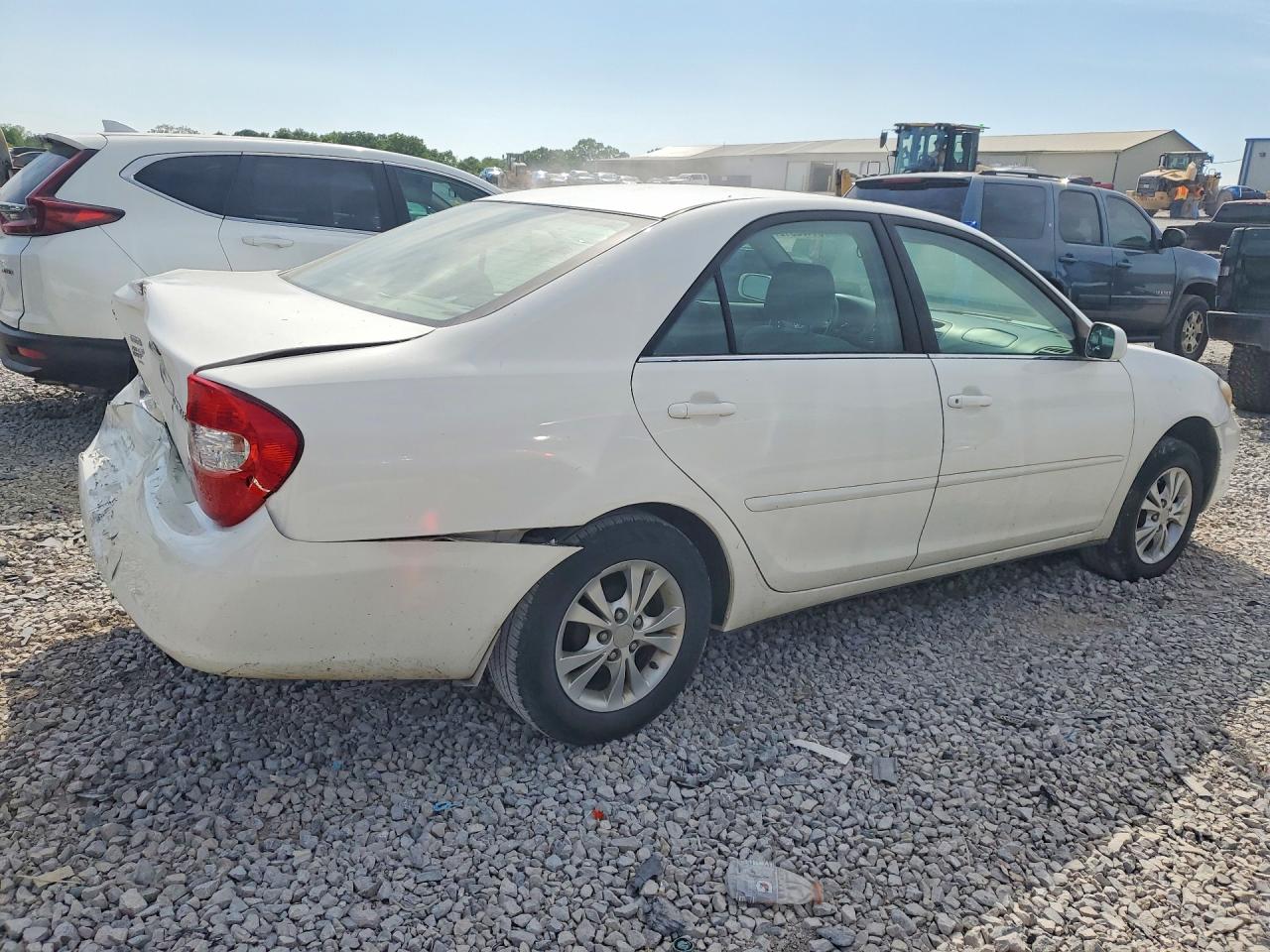 2004 TOYOTA CAMRY LE photo 5