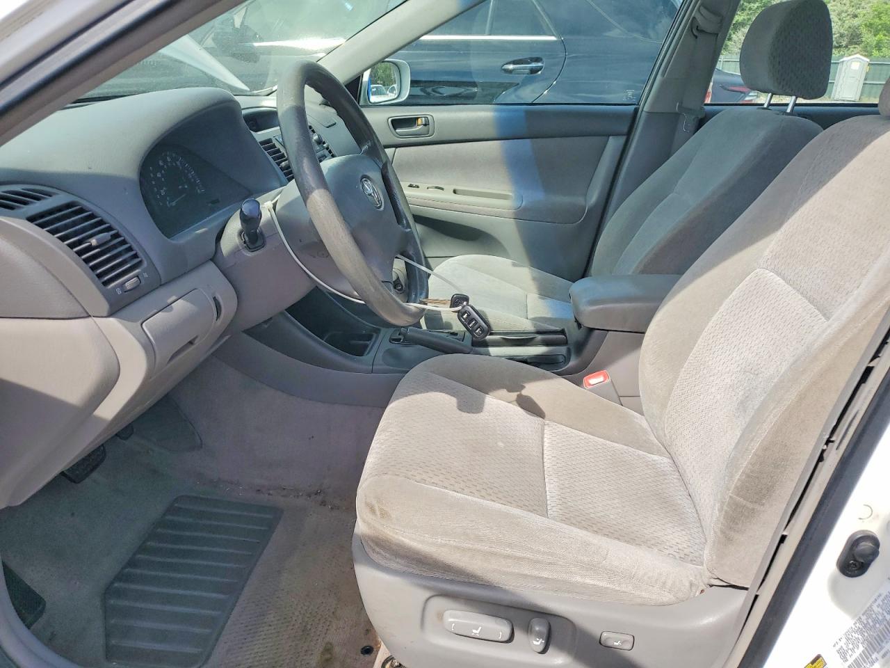 2004 TOYOTA CAMRY LE photo 13