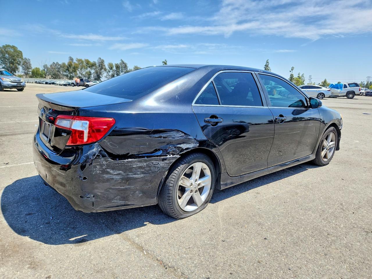 2014 TOYOTA CAMRY SE photo 3