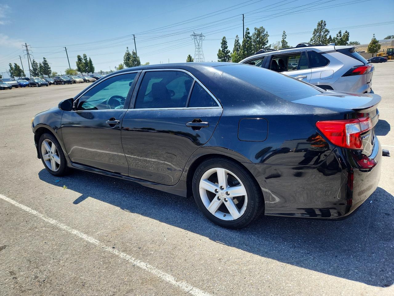 2014 TOYOTA CAMRY SE photo 2