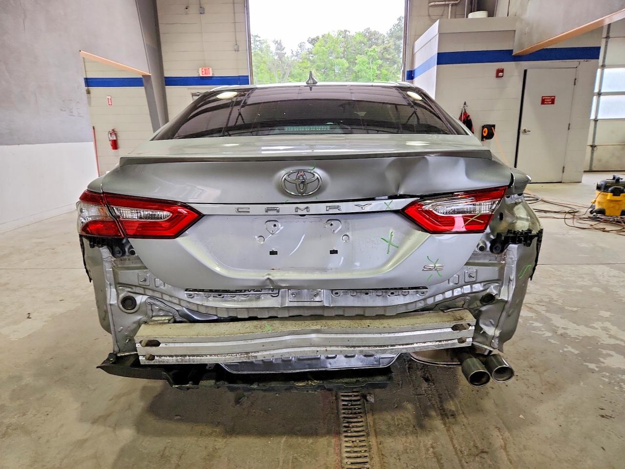 2019 TOYOTA CAMRY SE photo 16