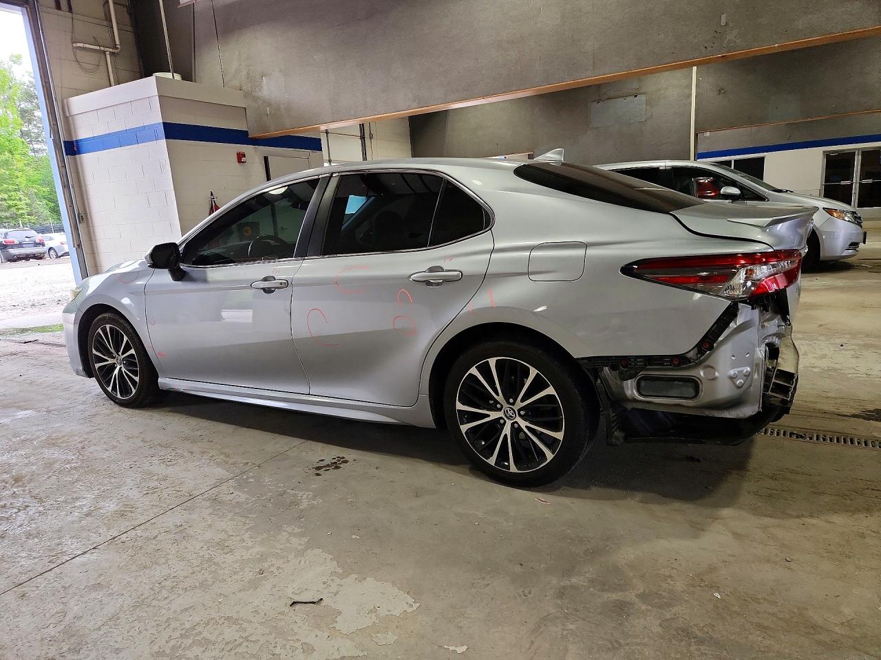2019 TOYOTA CAMRY SE photo 4