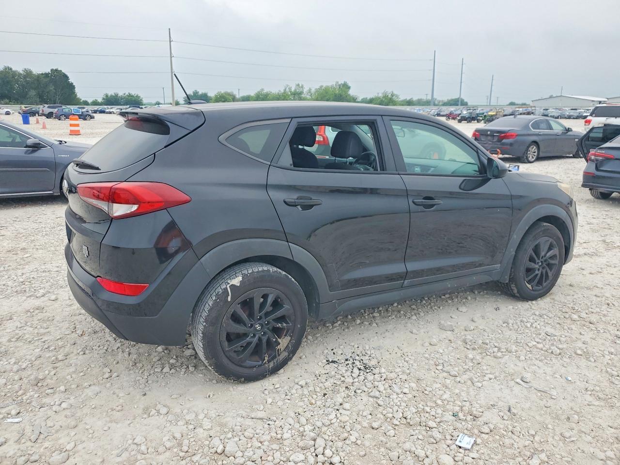 2017 HYUNDAI TUCSON SE photo 5