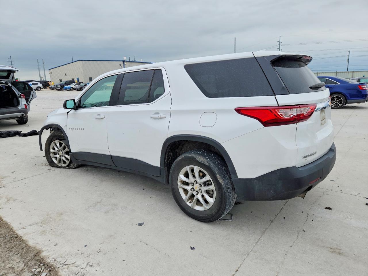 2019 CHEVROLET TRAVERSE LS photo 3