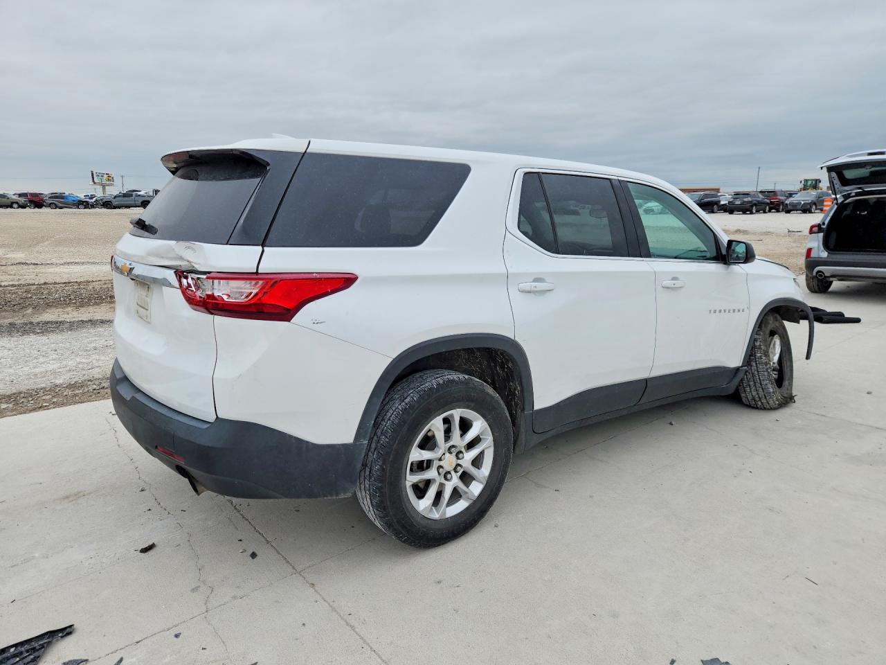 2019 CHEVROLET TRAVERSE LS photo 5