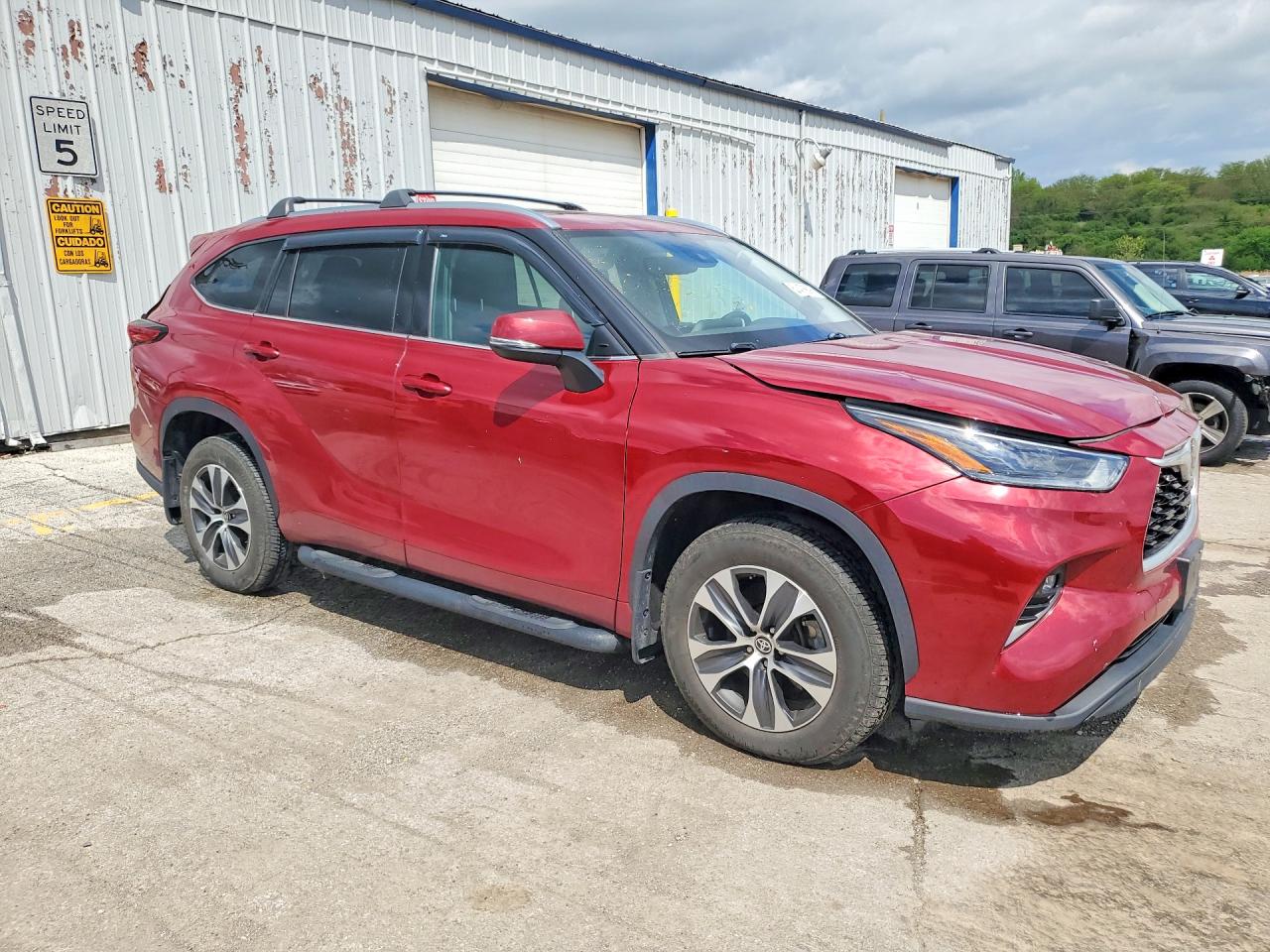 2021 TOYOTA HIGHLANDER XLE photo 7