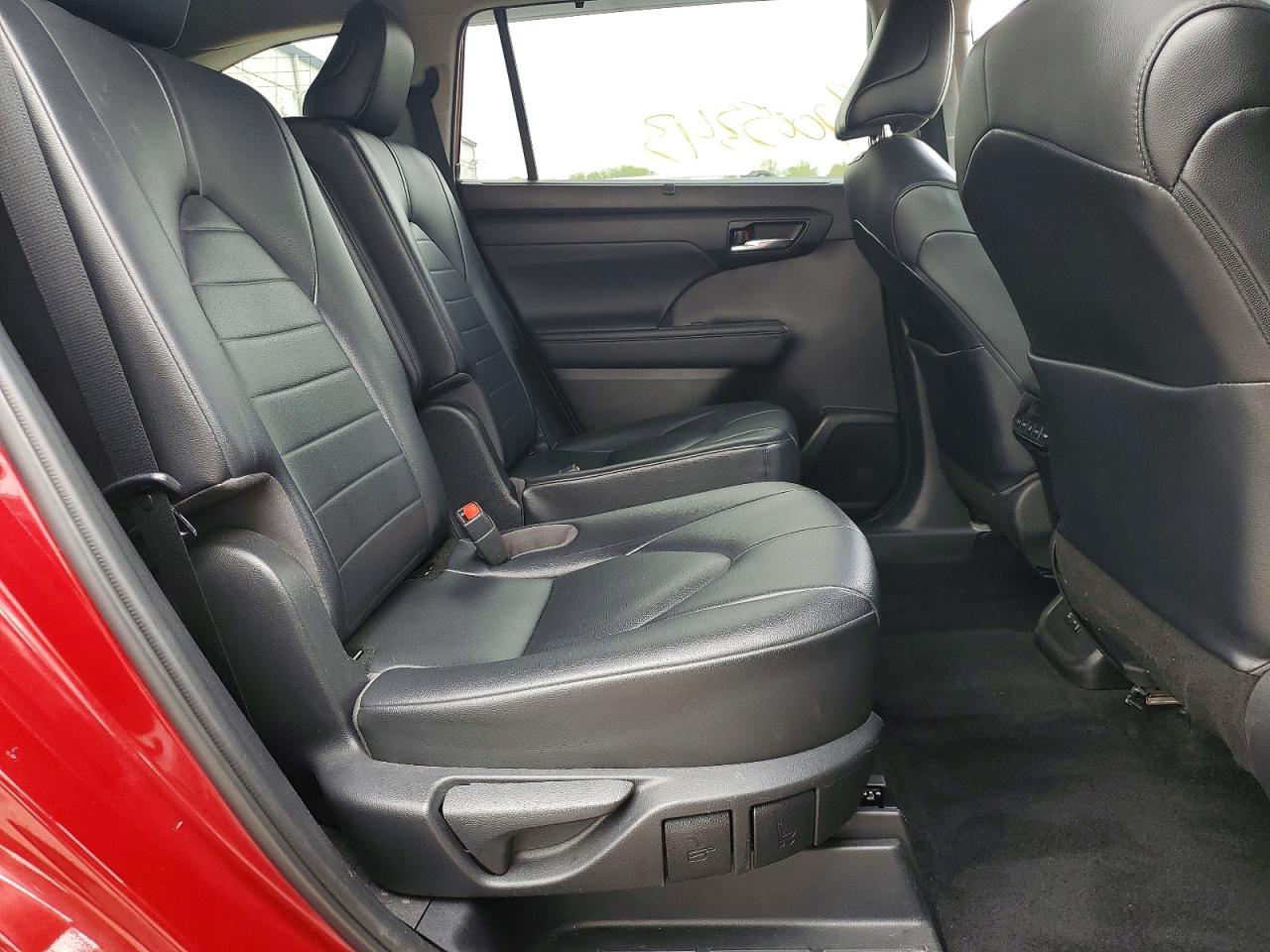 2021 TOYOTA HIGHLANDER XLE photo 21