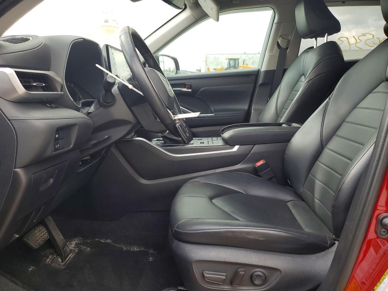 2021 TOYOTA HIGHLANDER XLE photo 13