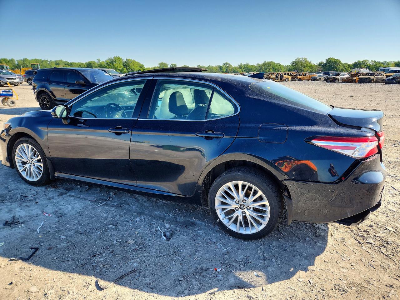 2020 TOYOTA CAMRY XLE photo 3