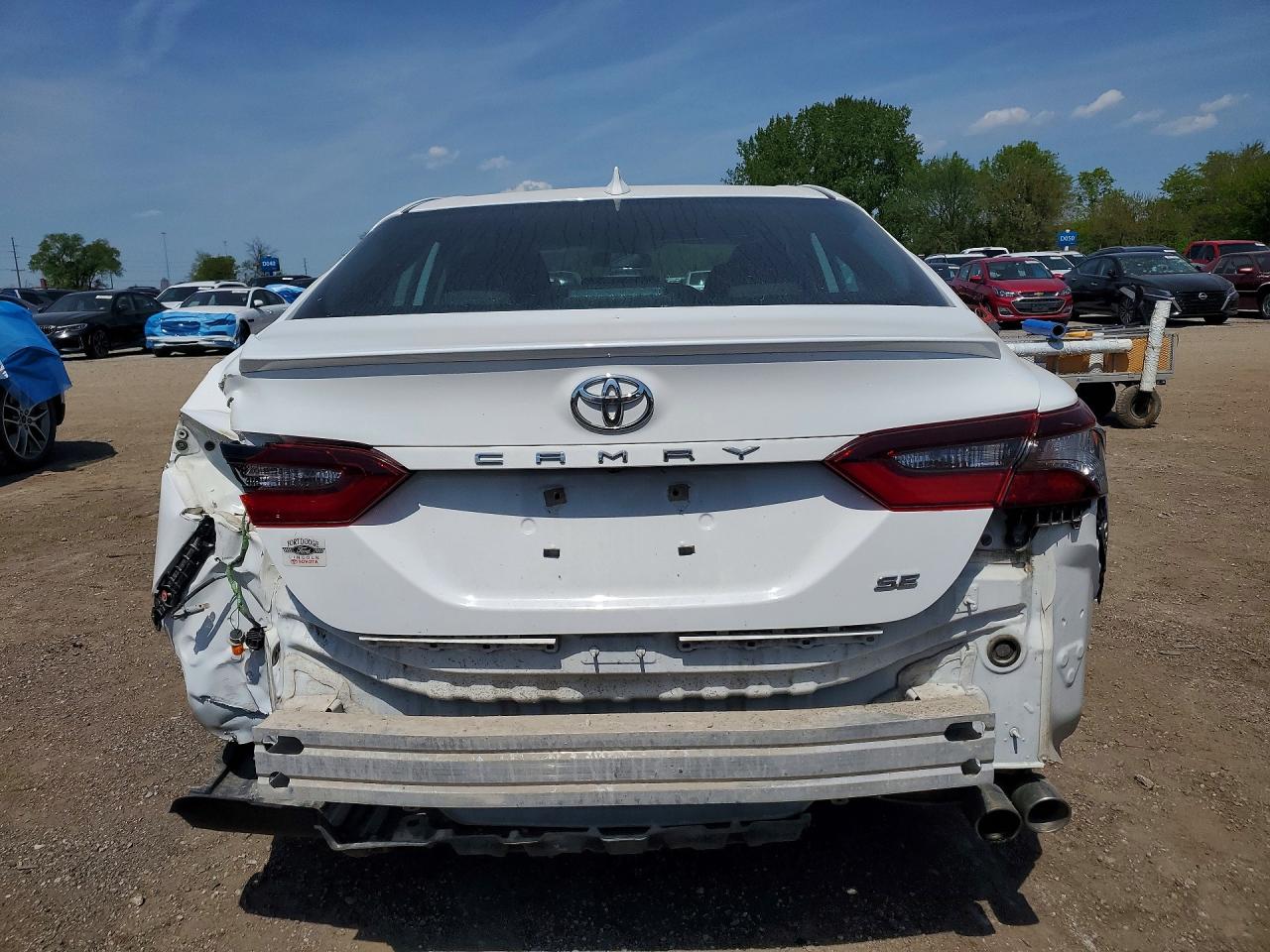 2021 TOYOTA CAMRY SE photo 16