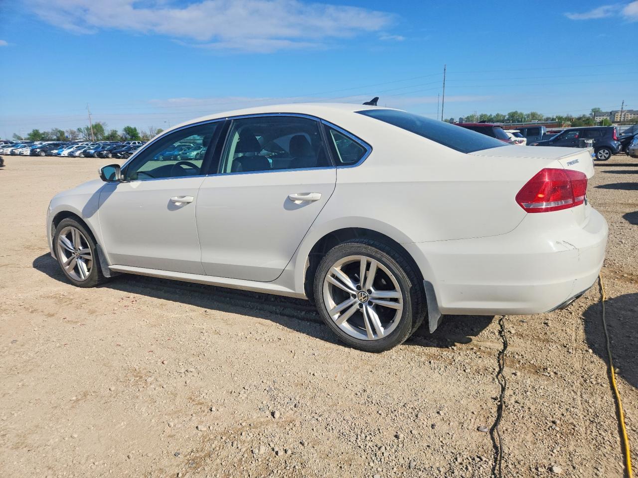 2014 VOLKSWAGEN PASSAT SE photo 4