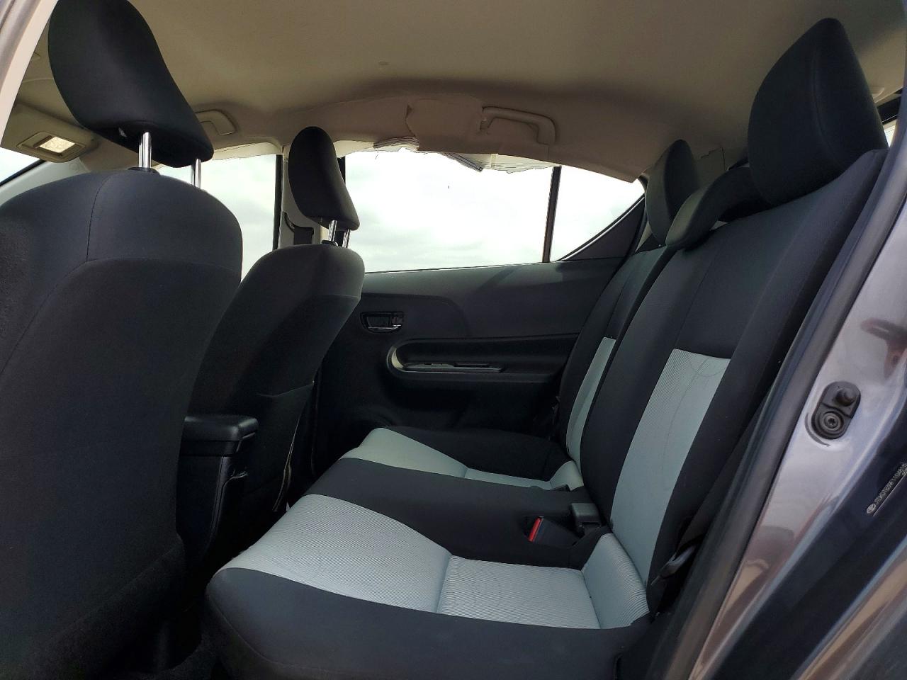 2015 TOYOTA PRIUS C TWO photo 19