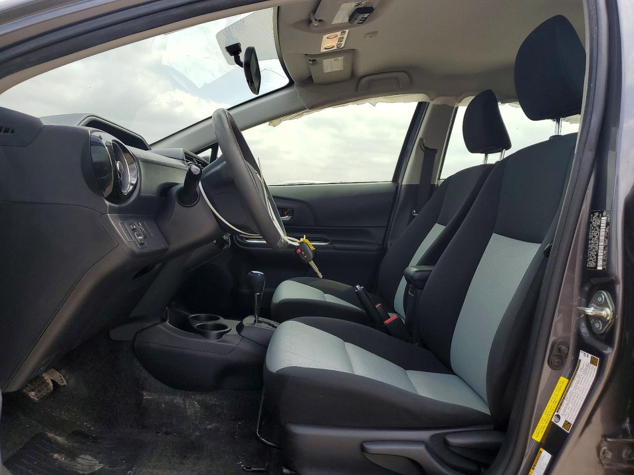 2015 TOYOTA PRIUS C TWO photo 13