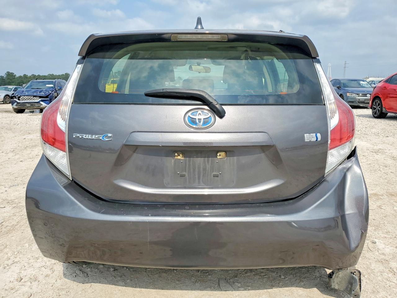 2015 TOYOTA PRIUS C TWO photo 11