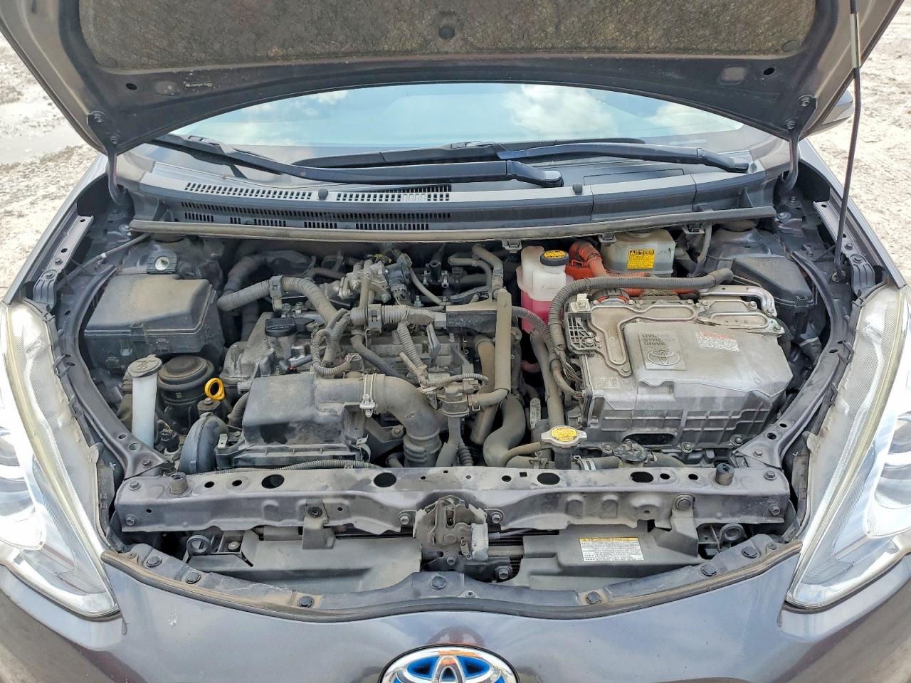 2015 TOYOTA PRIUS C TWO photo 21