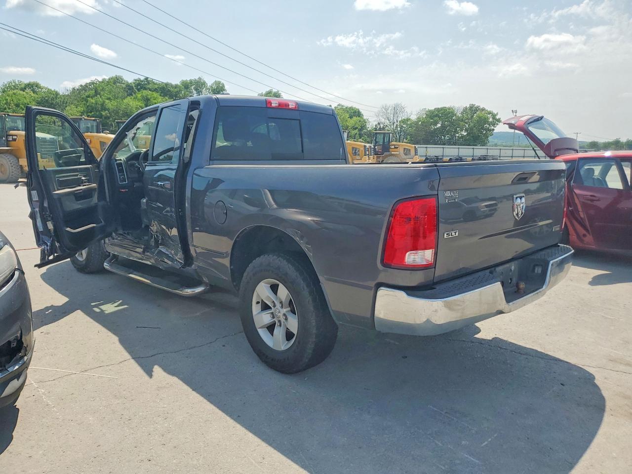 2016 RAM 1500 SLT photo 3