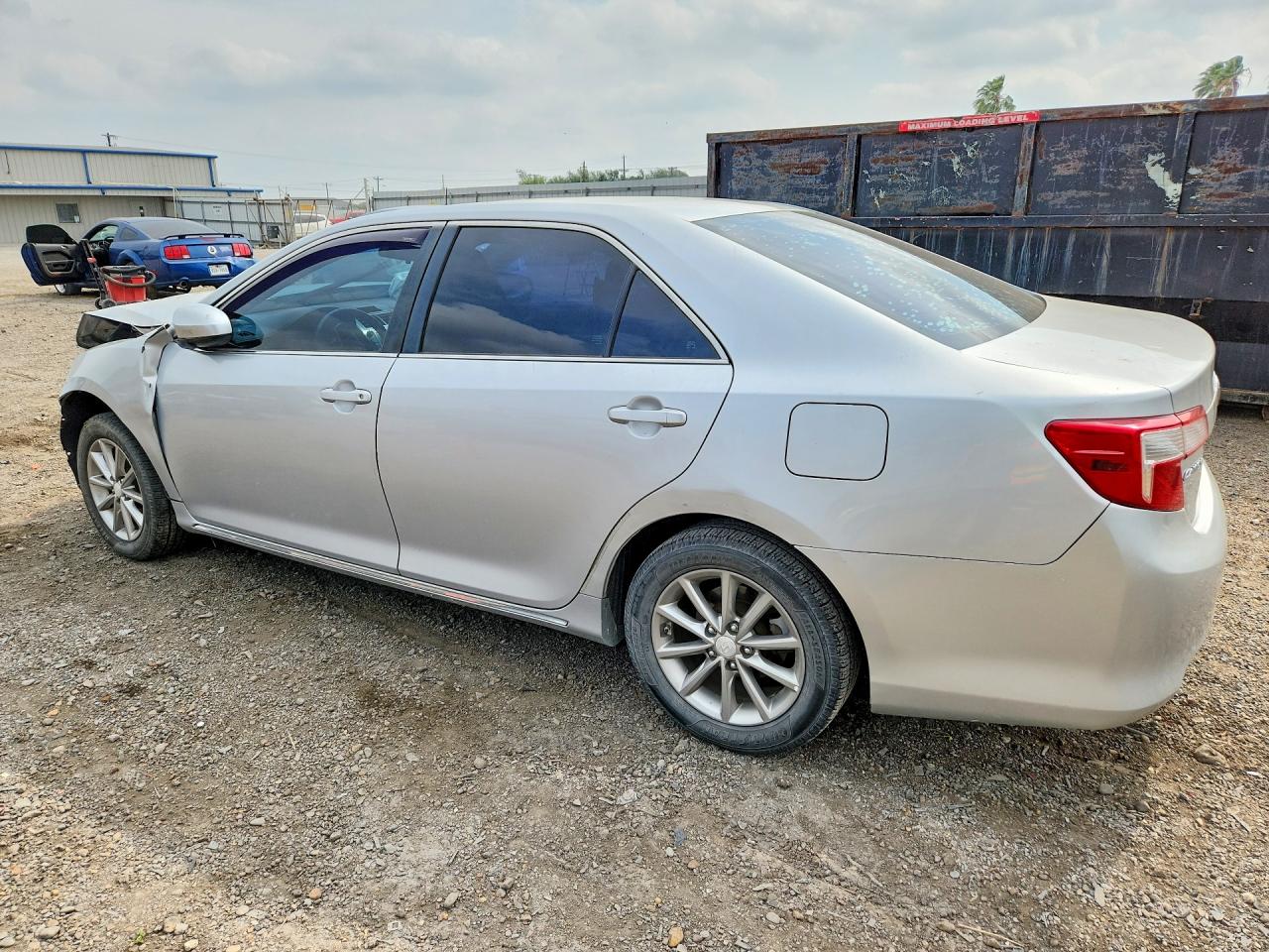 2014 TOYOTA CAMRY LE photo 3