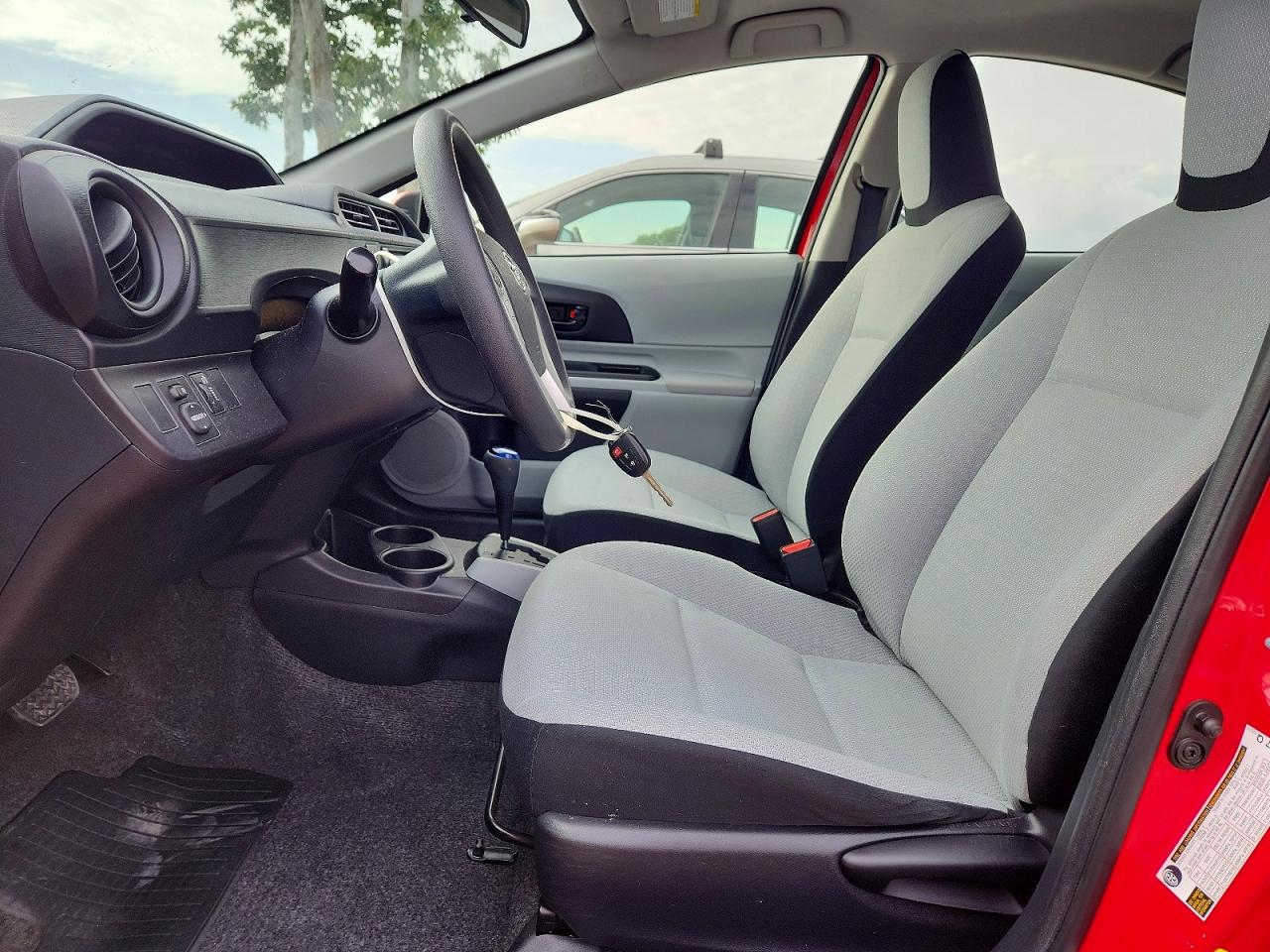 2014 TOYOTA PRIUS C ONE photo 7
