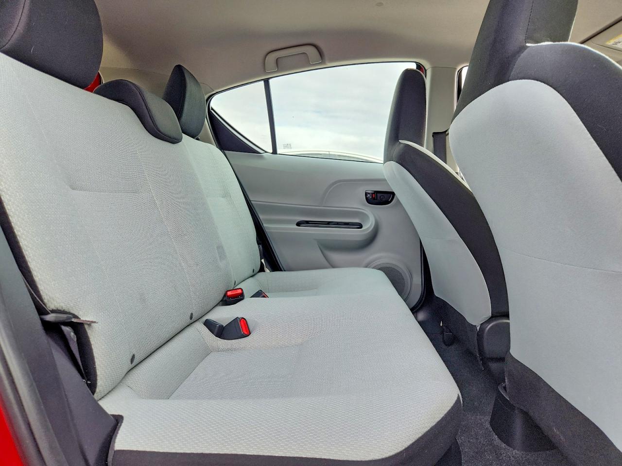 2014 TOYOTA PRIUS C ONE photo 10