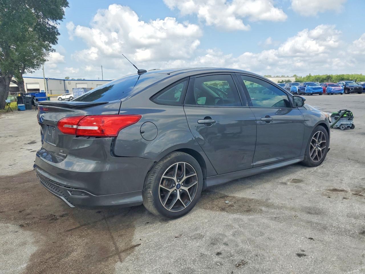 2015 FORD FOCUS SE photo 5