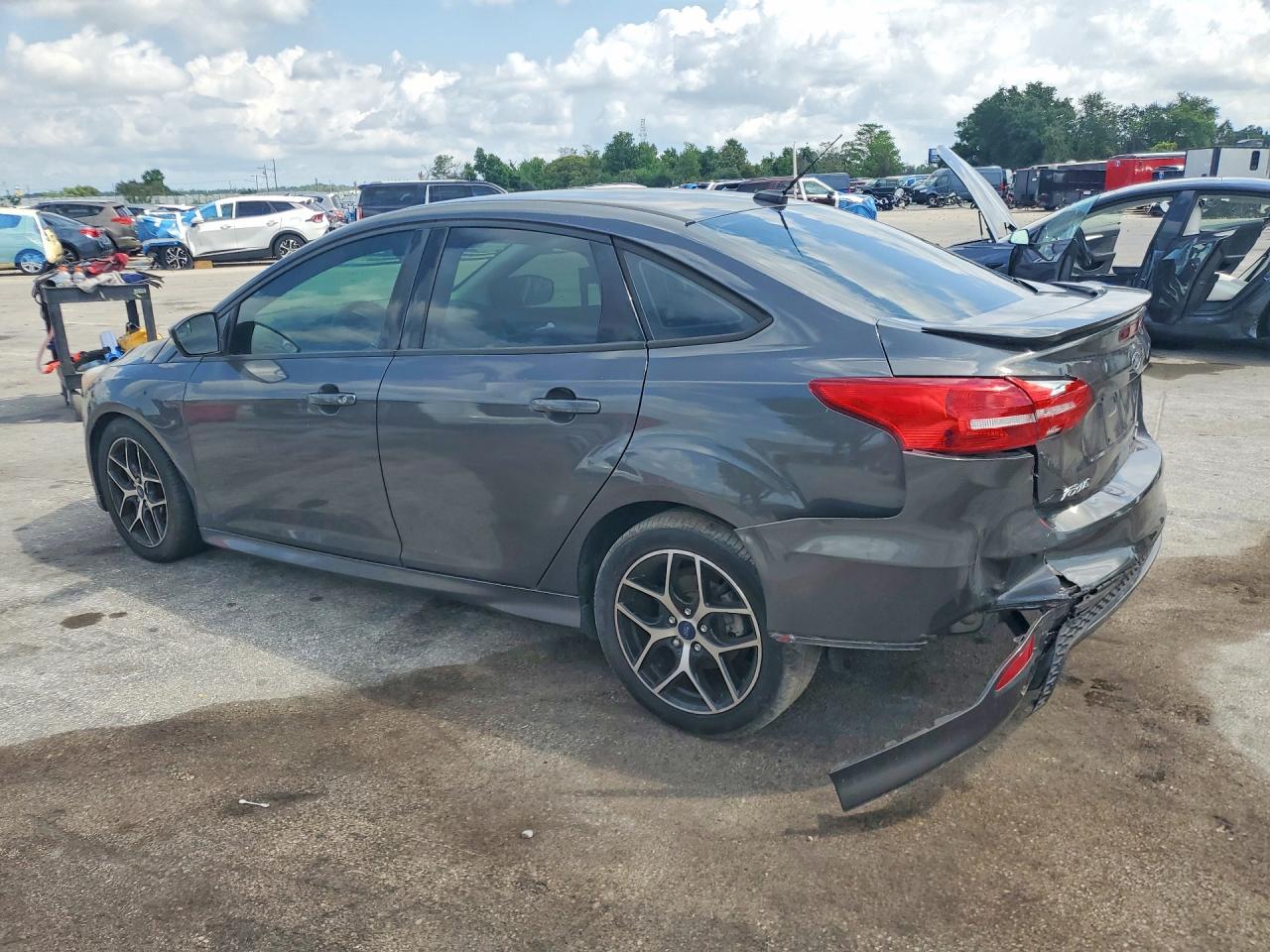 2015 FORD FOCUS SE photo 3