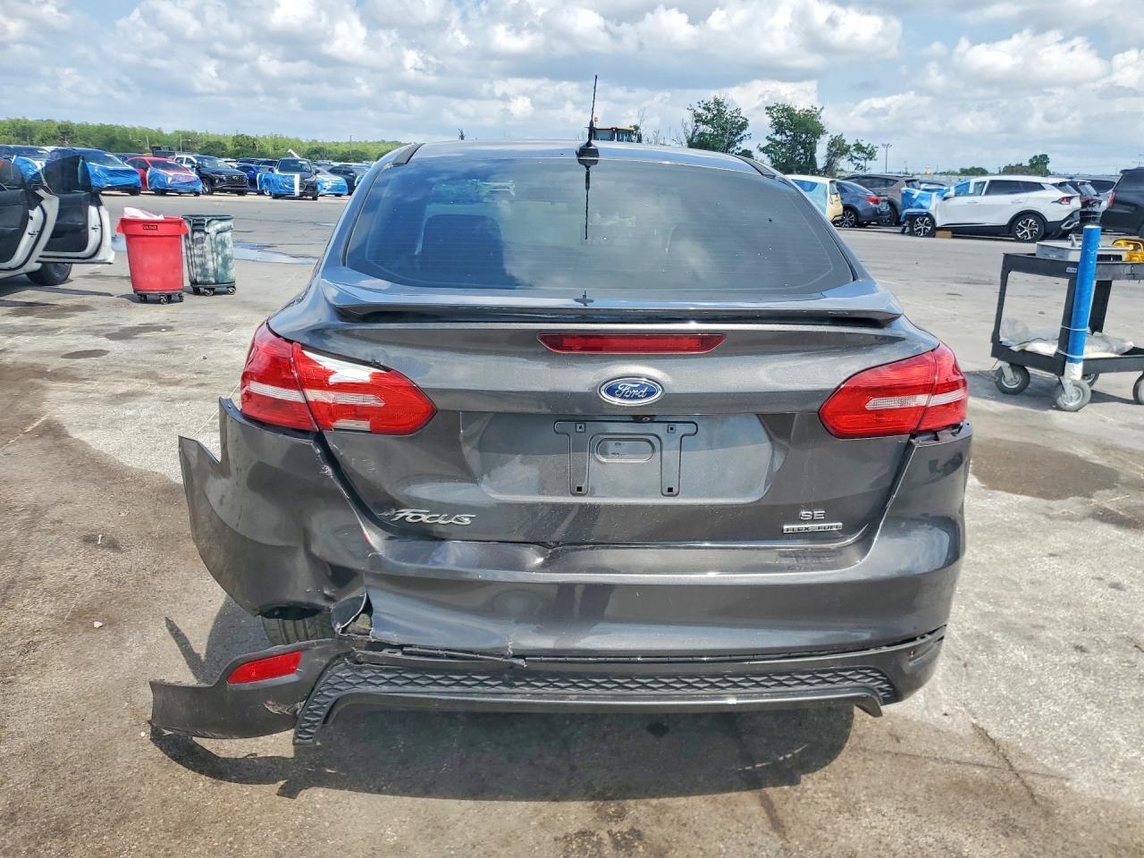 2015 FORD FOCUS SE photo 11