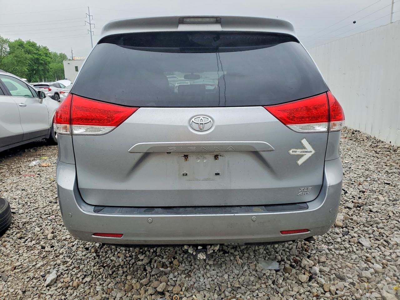 2013 TOYOTA SIENNA XLE 7-PASSENGER photo 11