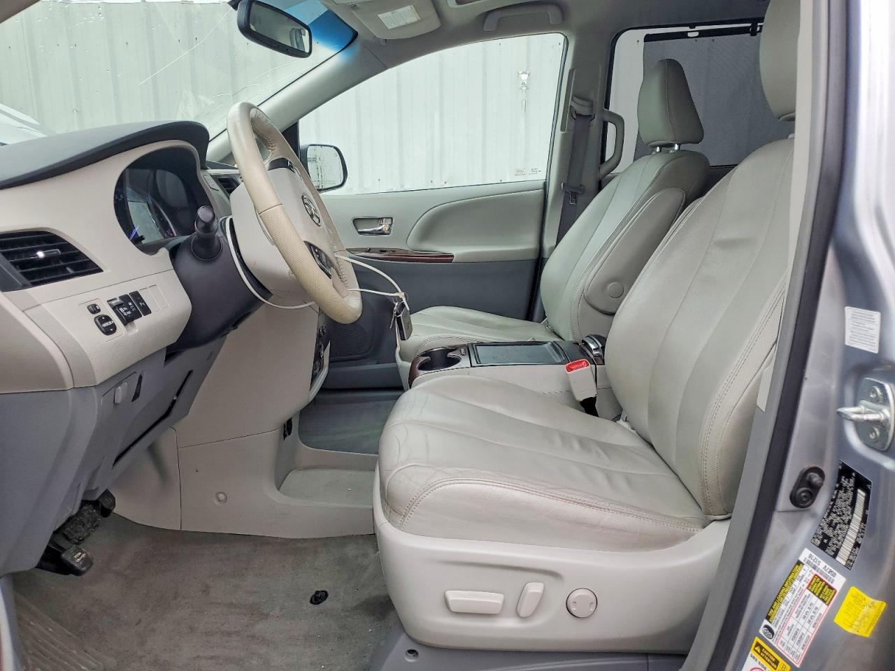 2013 TOYOTA SIENNA XLE 7-PASSENGER photo 13