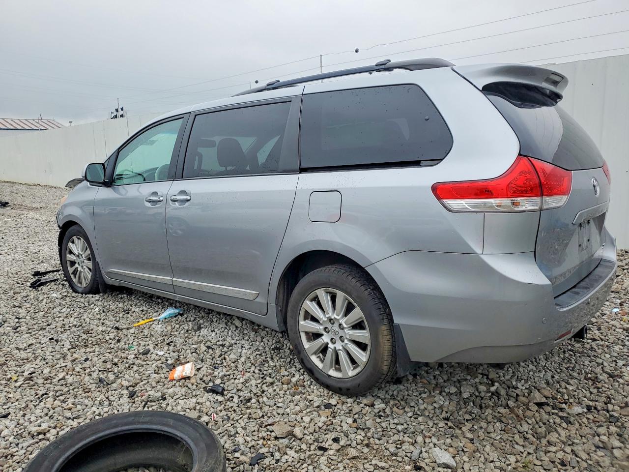 2013 TOYOTA SIENNA XLE 7-PASSENGER photo 3